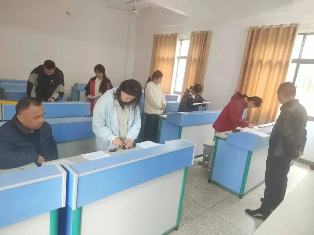 金安区张店镇左大桥学校理化实验模拟考试顺利展开 第5张