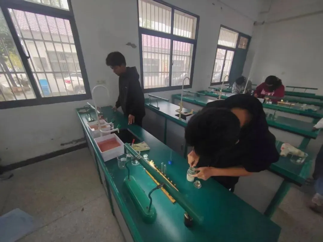 金安区张店镇左大桥学校理化实验模拟考试顺利展开 第6张