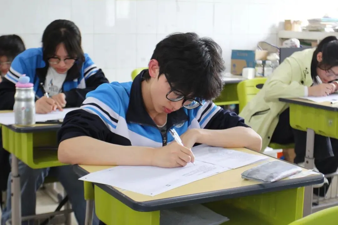 以练为战,决胜春考|济南万智学校第三次模拟考试火热开考! 第13张