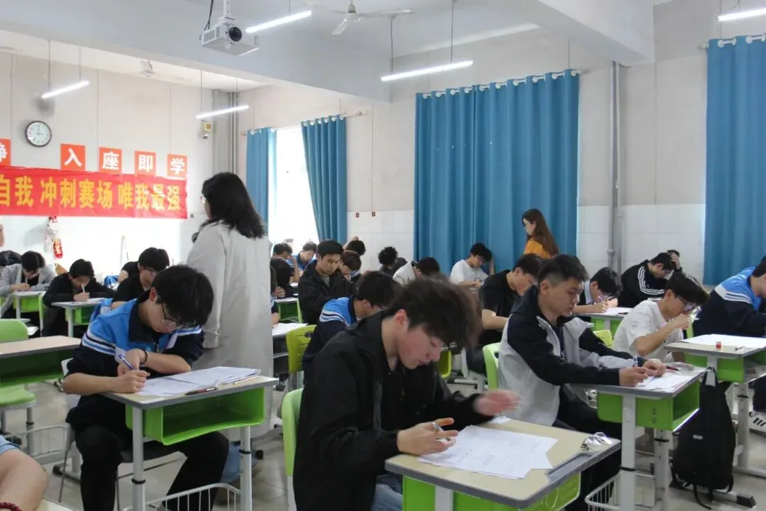 以练为战,决胜春考|济南万智学校第三次模拟考试火热开考! 第21张