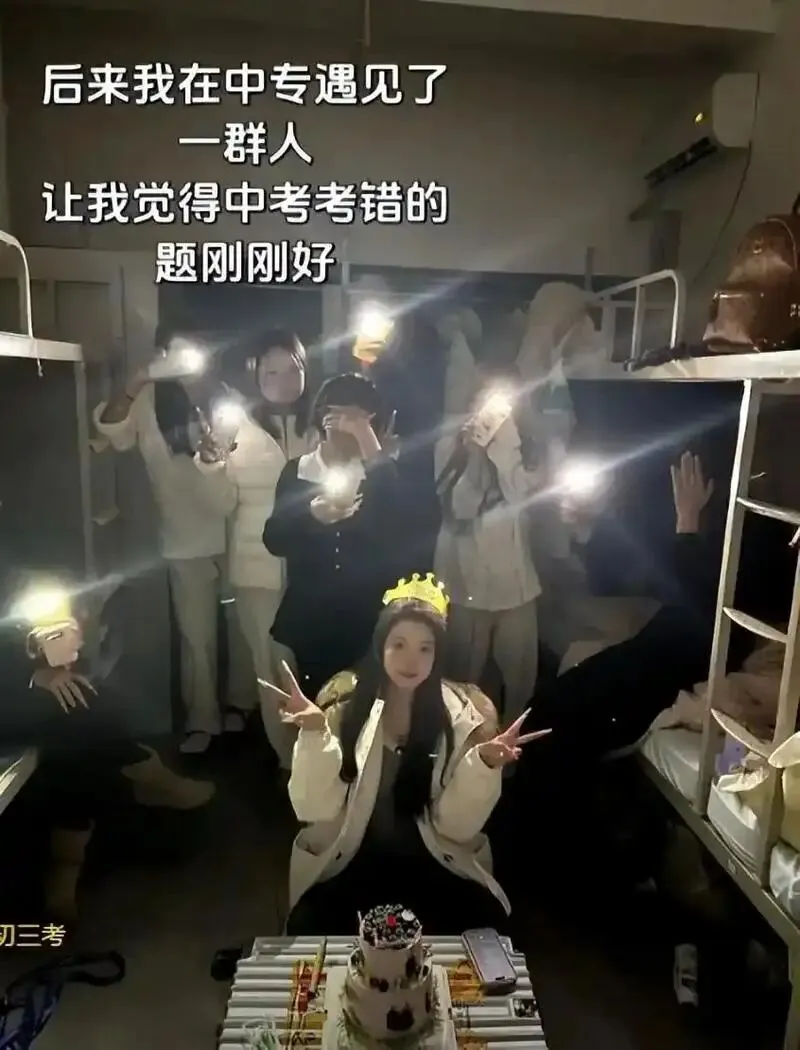 “你中考带笔了吗?”职高女孩吹爆校园生活,985看了也甘拜下风 第2张