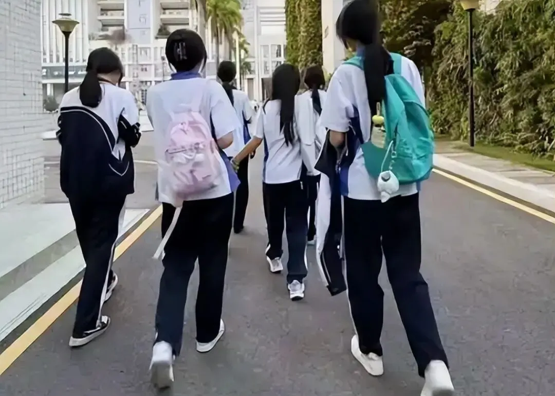 “你中考带笔了吗?”职高女孩吹爆校园生活,985看了也甘拜下风 第6张
