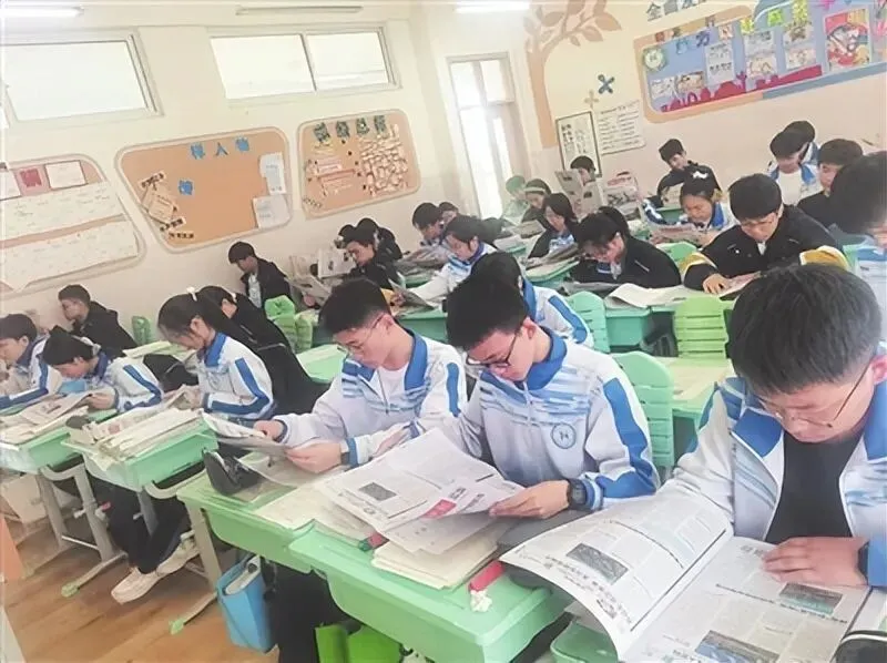 晚报中考招生特刊昨暖心派发 今年中考和高中招生政策有较大调整 岛城师生家长点赞实用“升学指南” 第4张