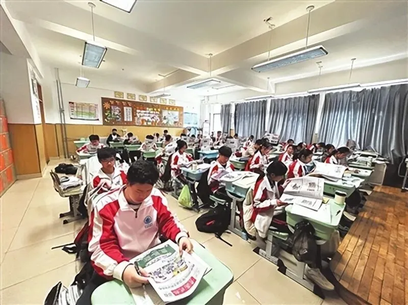 晚报中考招生特刊昨暖心派发 今年中考和高中招生政策有较大调整 岛城师生家长点赞实用“升学指南” 第5张