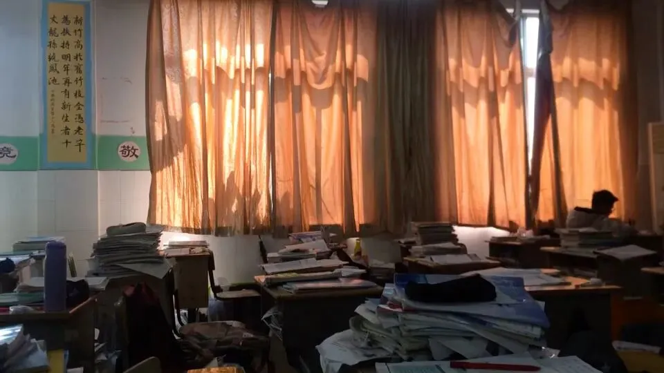 被压在试卷下的青春:当代高中生,心里藏着多少不为人知的痛 第1张