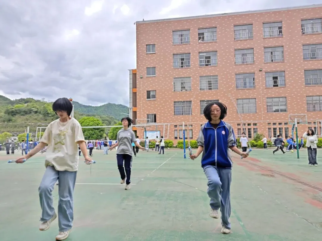 青春无畏试锋芒 直击中考第一关——绥宁县实验中学九年级体育模拟测试纪实 第24张