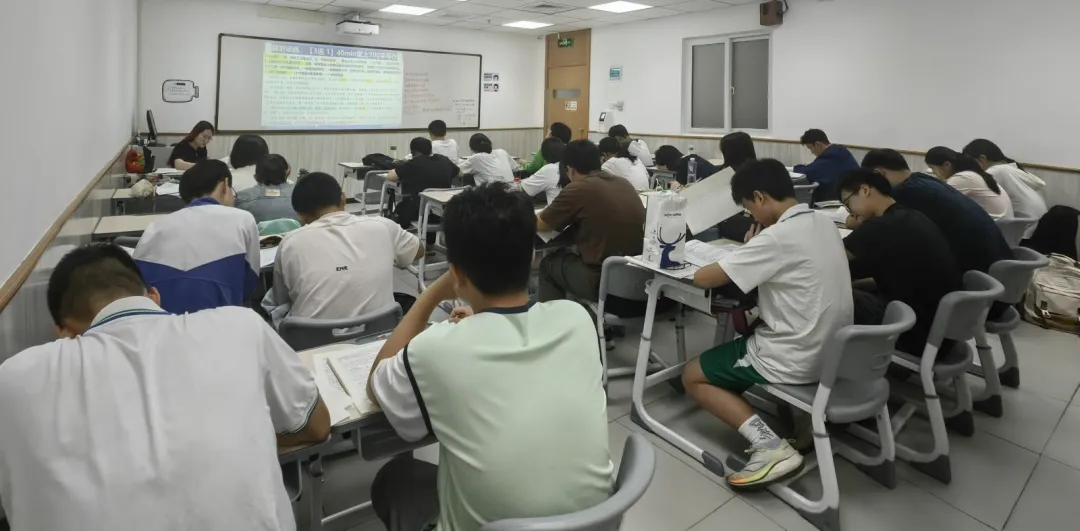 中考一模作文《瞧,他们》,品读行深度解读 押中题 第6张