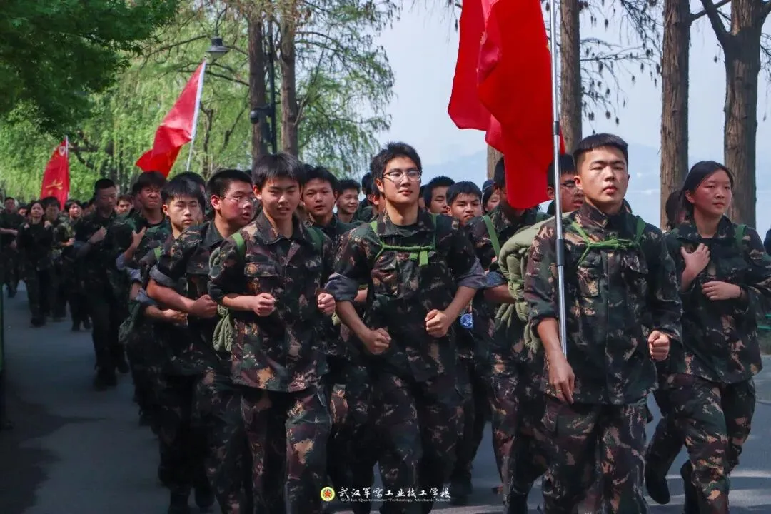 中考分数不够普高、想军事化管理、要升学+参军一定要选武汉军需学校 第5张