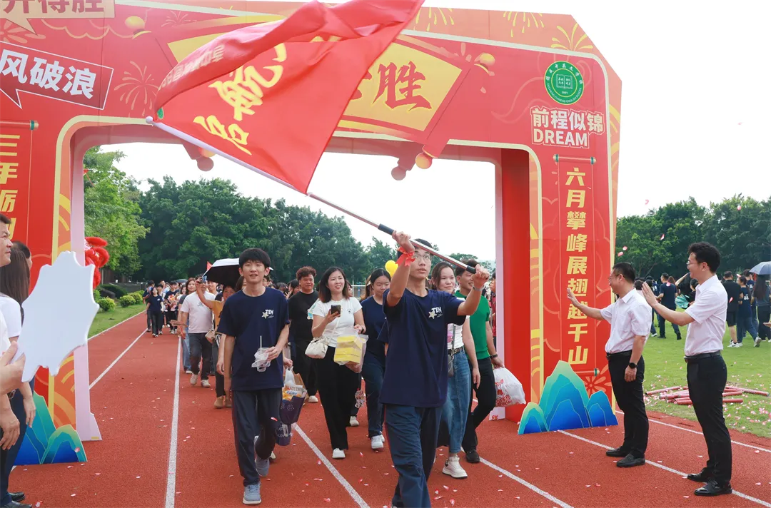 砺剑中考,勇攀高峰|德成中英文学校2026届中考誓师大会隆重举行【2026年春:学校高质量发展系列活动之三十】 第59张