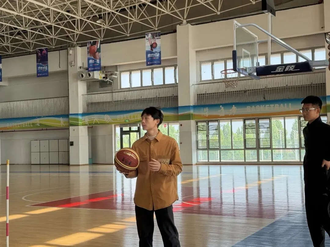 【教学教研】精研中考篮球绕杆技巧,筑牢体育中考备考根基 第3张