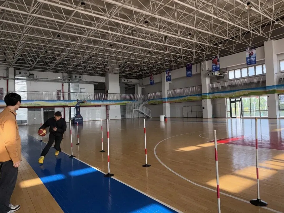 【教学教研】精研中考篮球绕杆技巧,筑牢体育中考备考根基 第5张