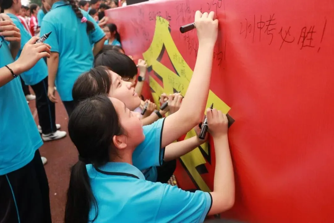 誓师燃壮志 奋楫迎中考——合山市岭南民族初级中学2026年中考誓师大会隆重举行 第4张