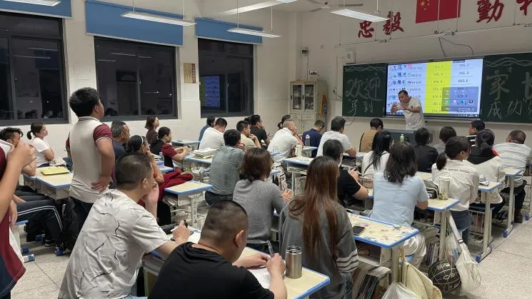 策马扬鞭正当时,矢志中考终无悔——石狮市银江华侨学校召开九年级家长会 第7张