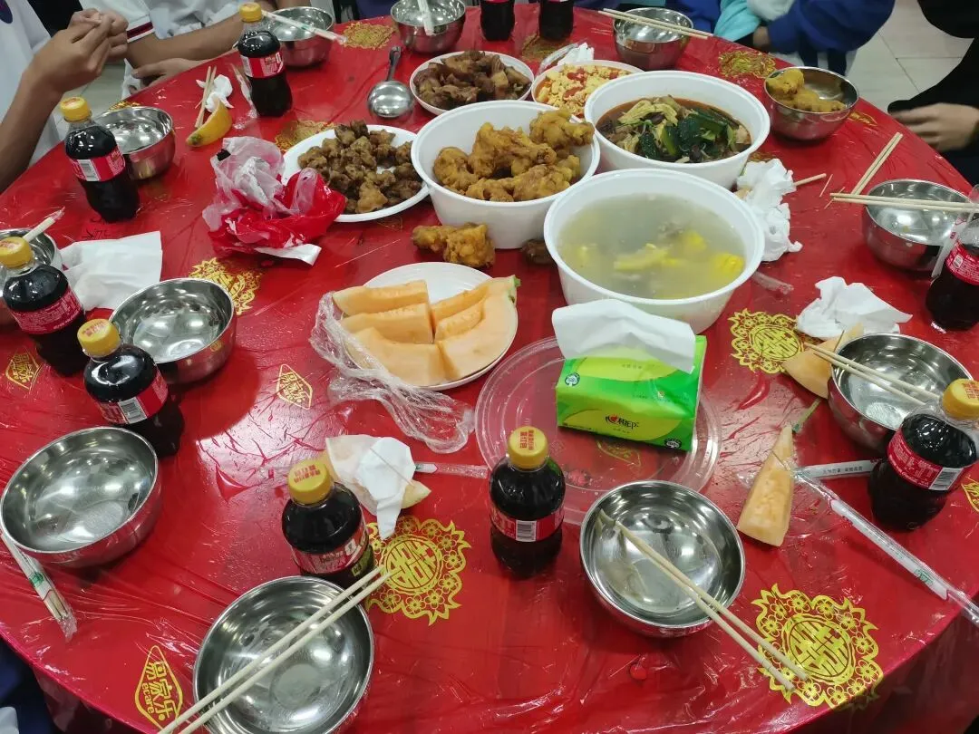 热血“全猪宴”助阵体育中考!英都福田公益为英中学子暖心加餐 第2张