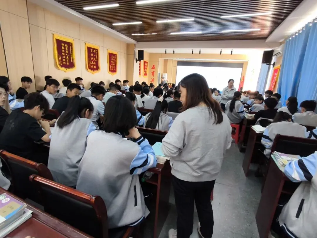 直面政治问题,关注道德细节,中考高效复习——我校特邀省城“道德与法治”专家开展备考专题讲座 第9张