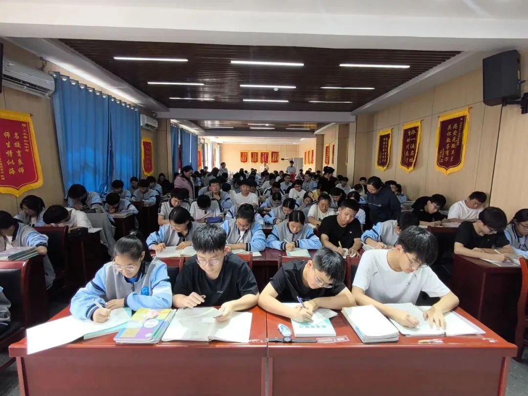 直面政治问题,关注道德细节,中考高效复习——我校特邀省城“道德与法治”专家开展备考专题讲座 第10张