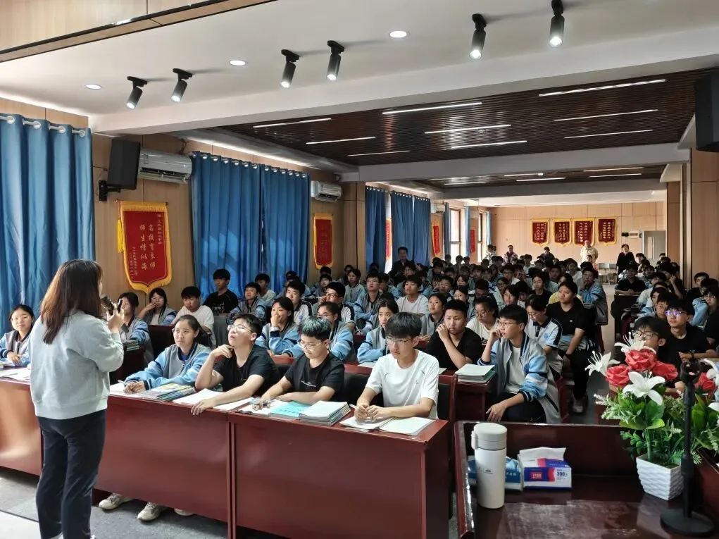 直面政治问题,关注道德细节,中考高效复习——我校特邀省城“道德与法治”专家开展备考专题讲座 第11张