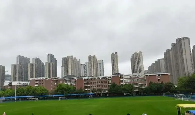 长沙体育中考在雨中激战 长郡双语考点火热开启 第2张