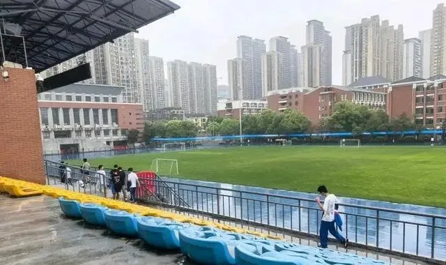 长沙体育中考在雨中激战 长郡双语考点火热开启 第4张