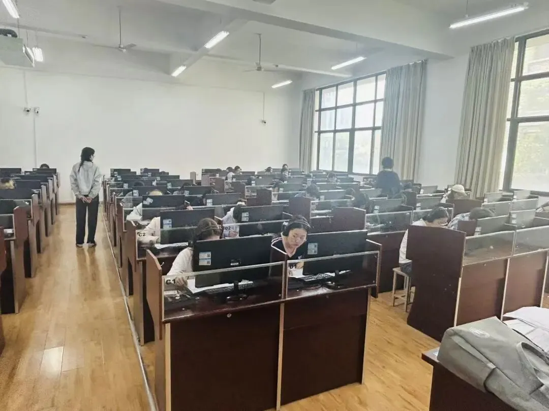 外语学院成功组织英语专业四级模拟考试 第12张