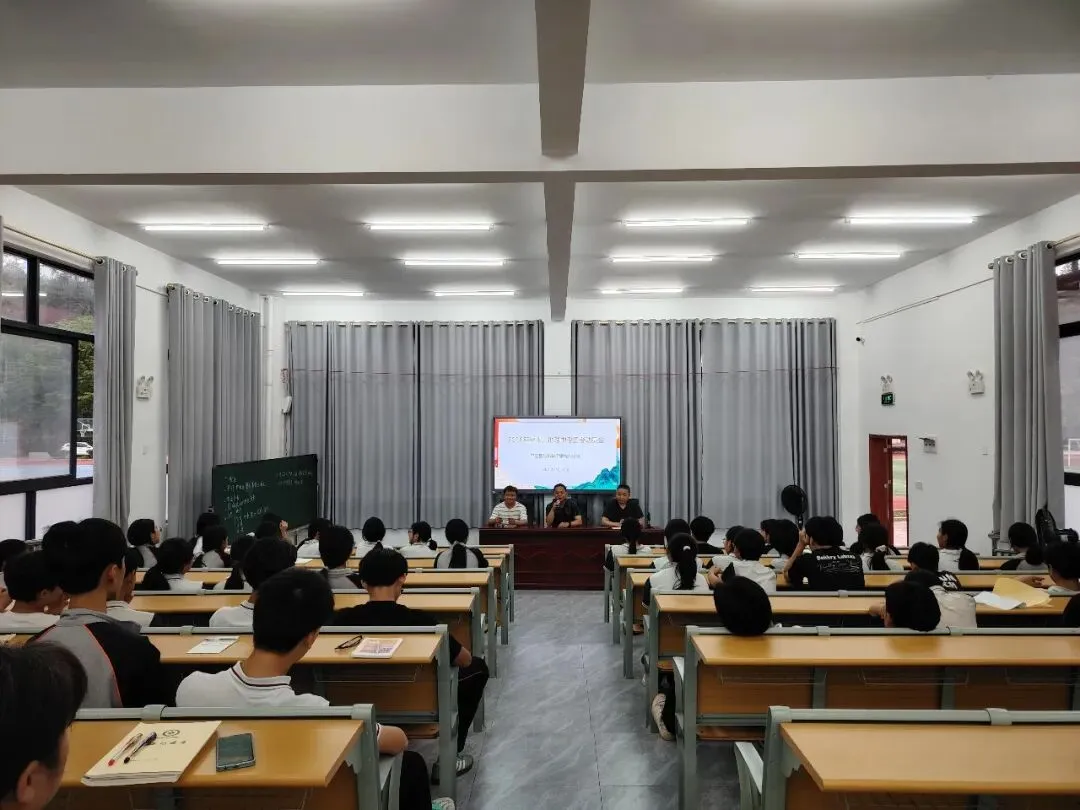 凝心聚力 备战中考——我校召开初二年级地理、生物中考备考动员会 第1张