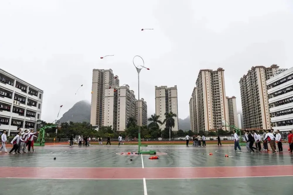 抛绣球的不一定是新娘,还可能是中考考生!盘点那些让你“黑人问号”的体育项目→ 第2张