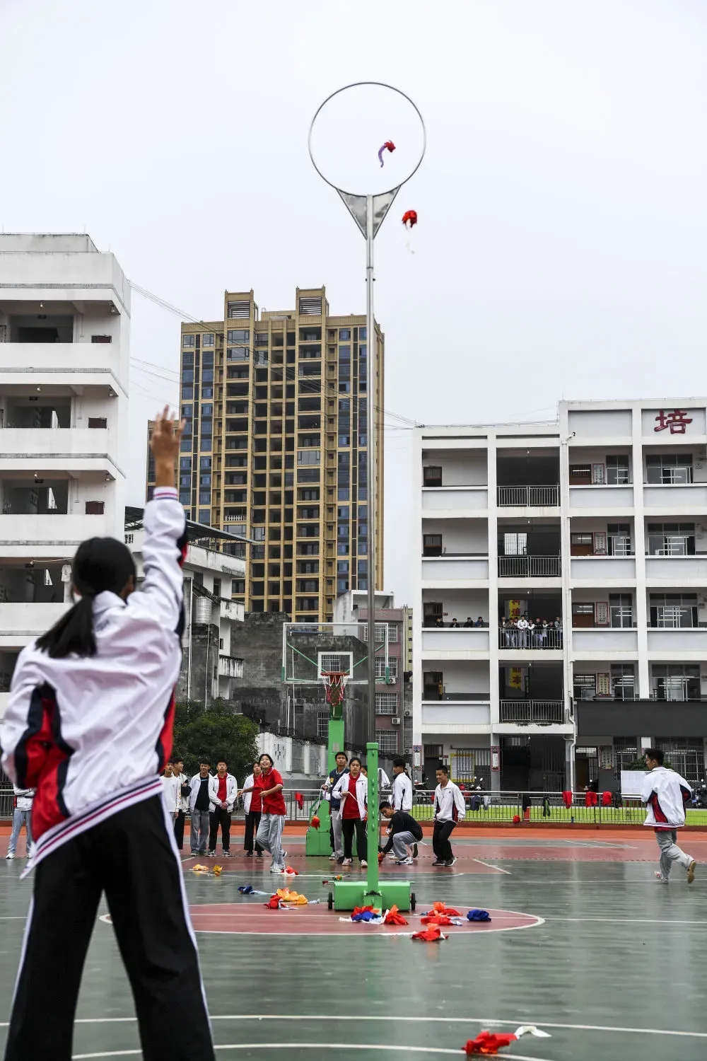 抛绣球的不一定是新娘,还可能是中考考生!盘点那些让你“黑人问号”的体育项目→ 第4张