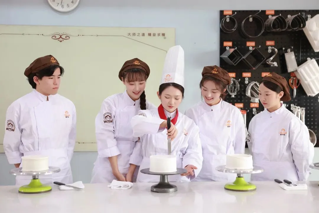 别等中考落榜才追悔莫及!初中生另有一条优质出路,上海欧米奇学技能,此刻知晓正当时! 第28张