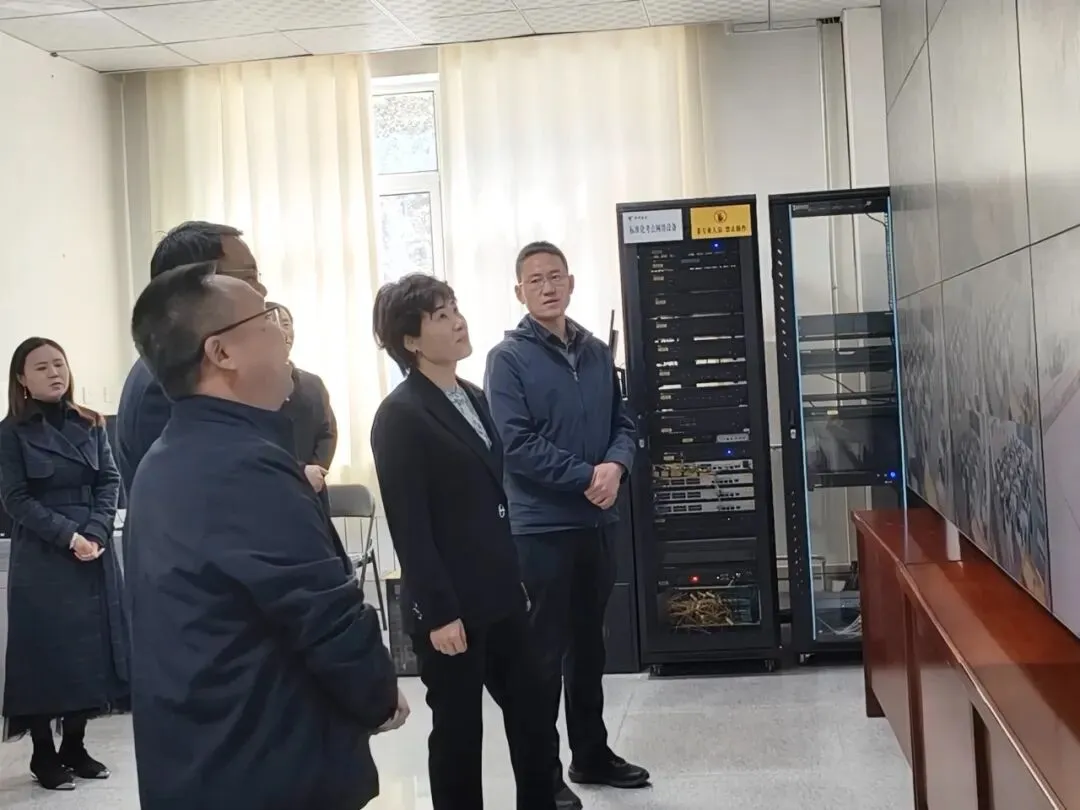 县政府副县长闪晓丽一行莅临我校督导调研中考和高考备考组考工作 第3张