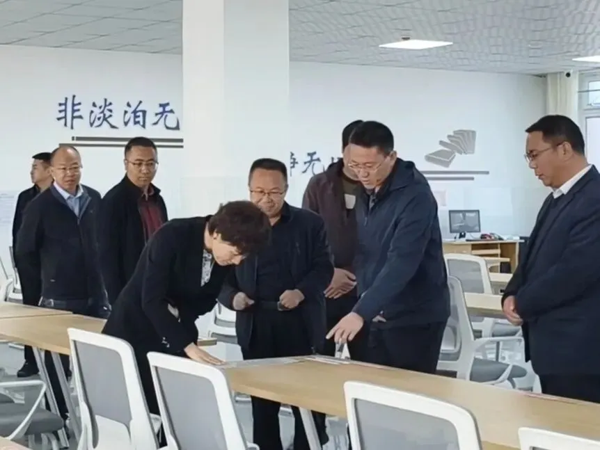 县政府副县长闪晓丽一行莅临我校督导调研中考和高考备考组考工作 第4张
