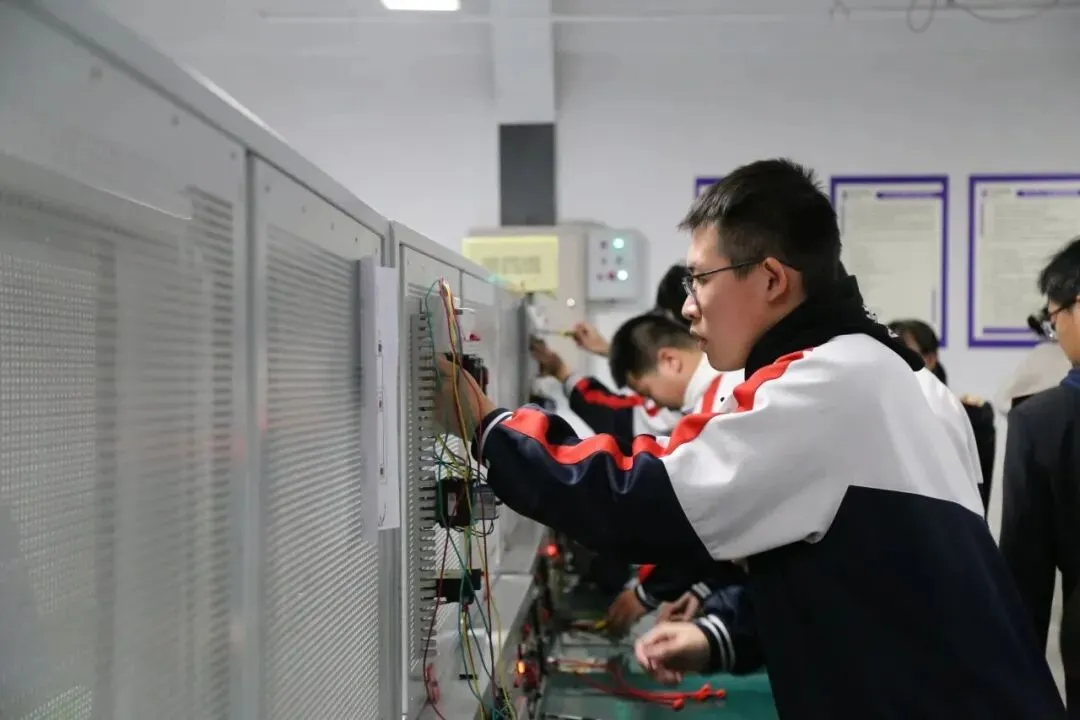 中考后选专业,学什么不容易被AI取代? 第2张