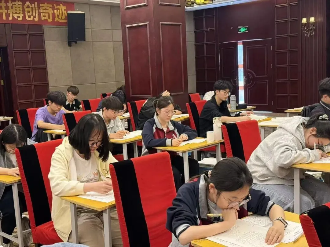 模考冲刺,奔赴前程 ——【泰华志学学校】直击高三学子考试现场 第11张