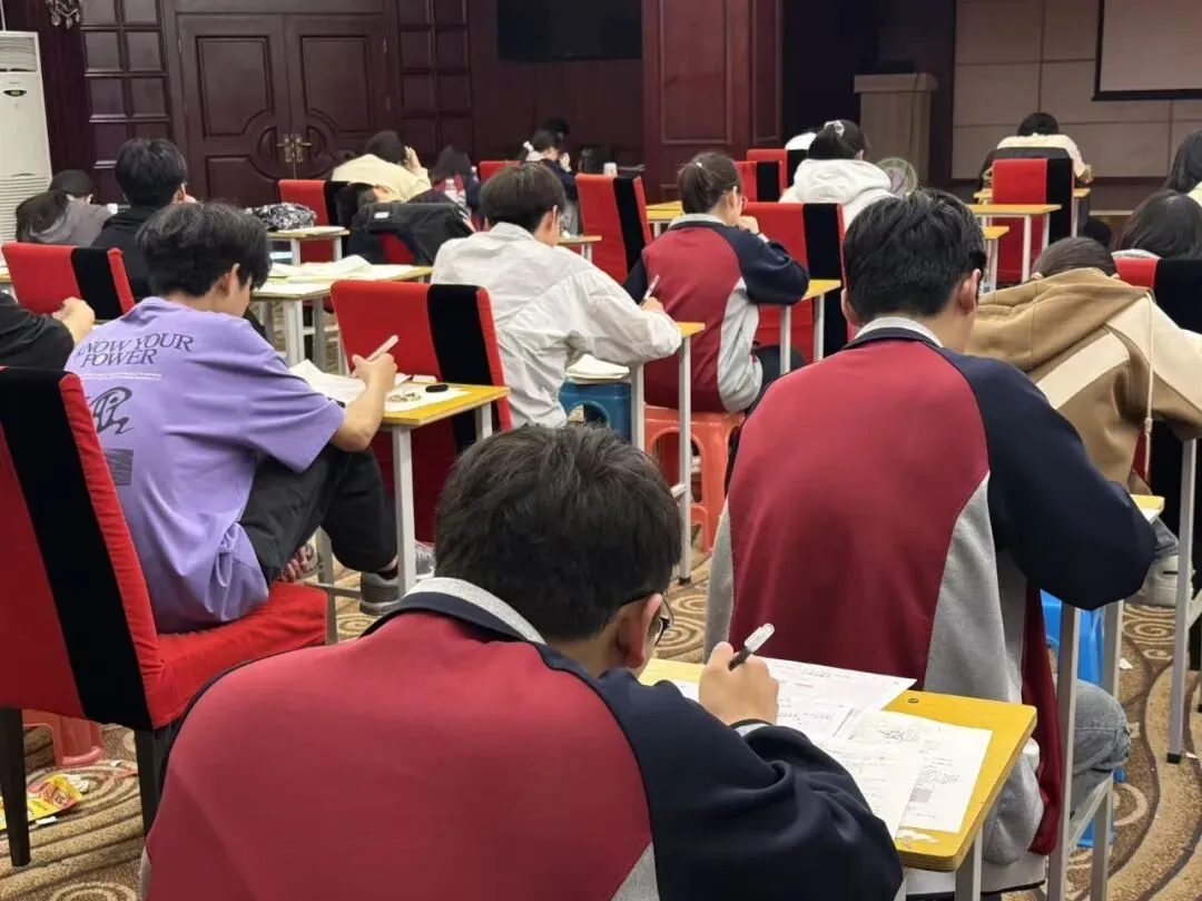 模考冲刺,奔赴前程 ——【泰华志学学校】直击高三学子考试现场 第25张
