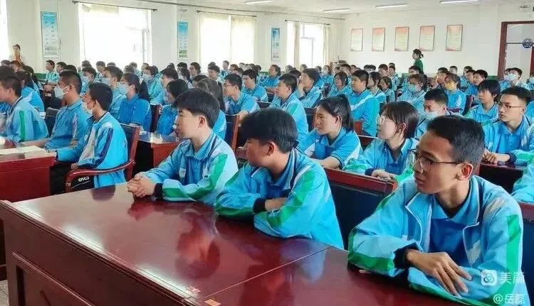 【民族中学】减压疏导 备战中考——民族中学举办初三考前心理辅导讲座 第19张