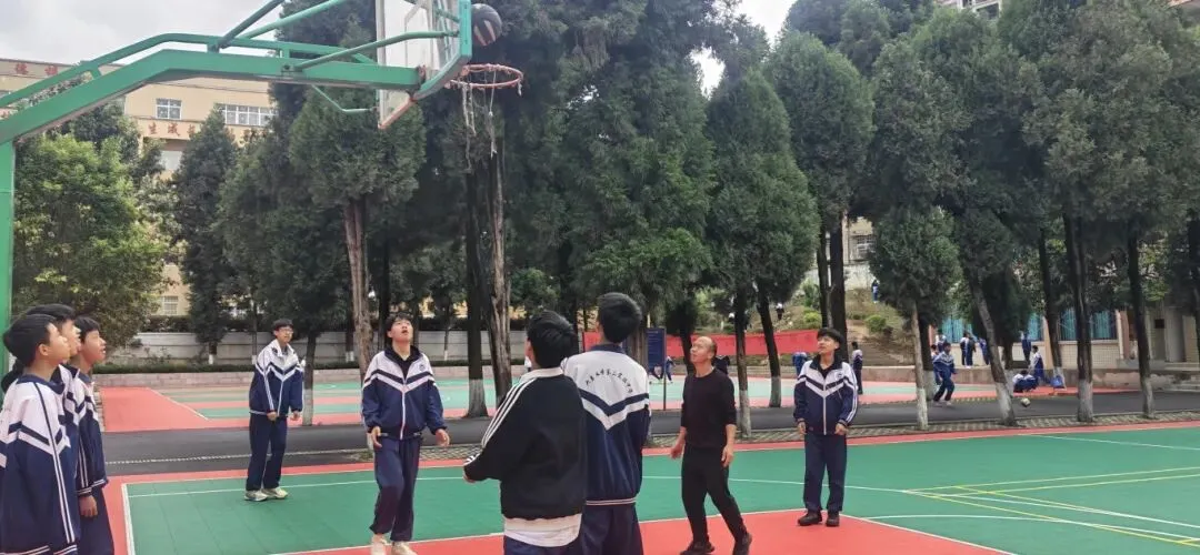 中考护航见初心,良师领航育新苗||关其元老师:明德笃行守初心,融法润德育英才 第7张