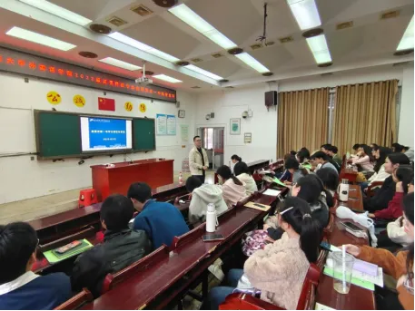 深耕真题赋能成长 校地共育未来良师——我院2023级英语师范专业学生赴湘潭市第一中学开展教育见习活动 第8张