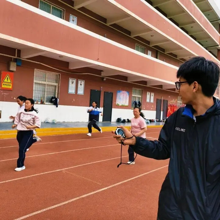 以测促练备中考 砺志强体展风采——兴平市高新第一中学中考体育模拟测试圆满完成 第27张