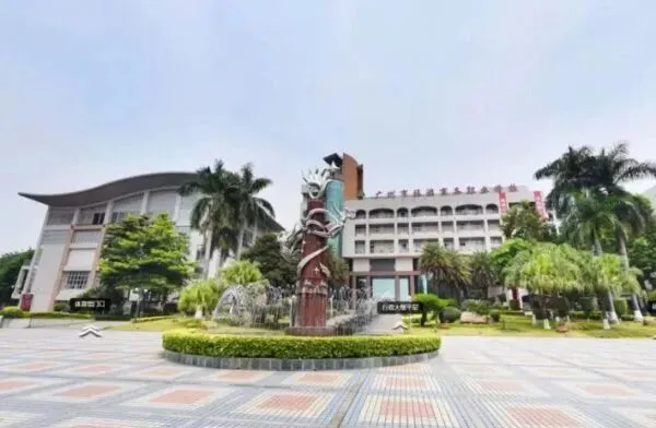 中考季临近,不少家长与学生为升学择校发愁(三) 第1张