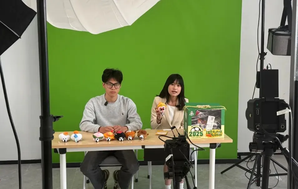 无试卷,开直播!我校播音学子期中考试实战“开播”! 第12张