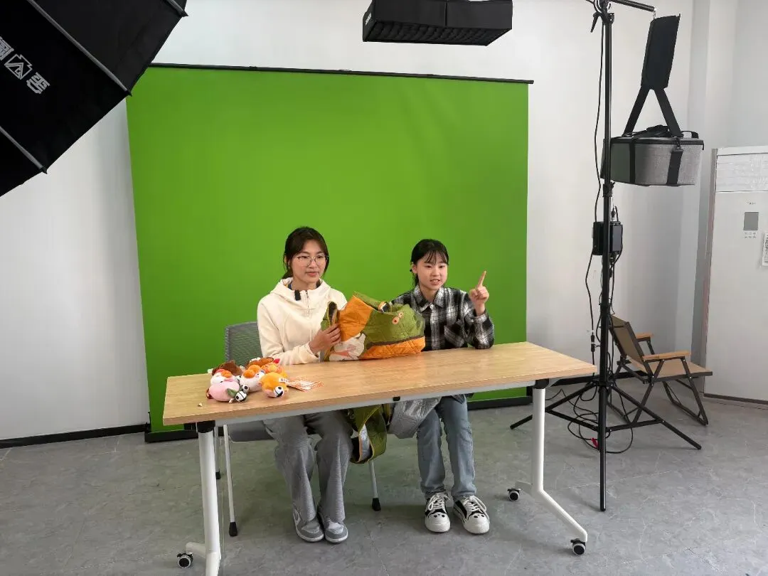 无试卷,开直播!我校播音学子期中考试实战“开播”! 第14张