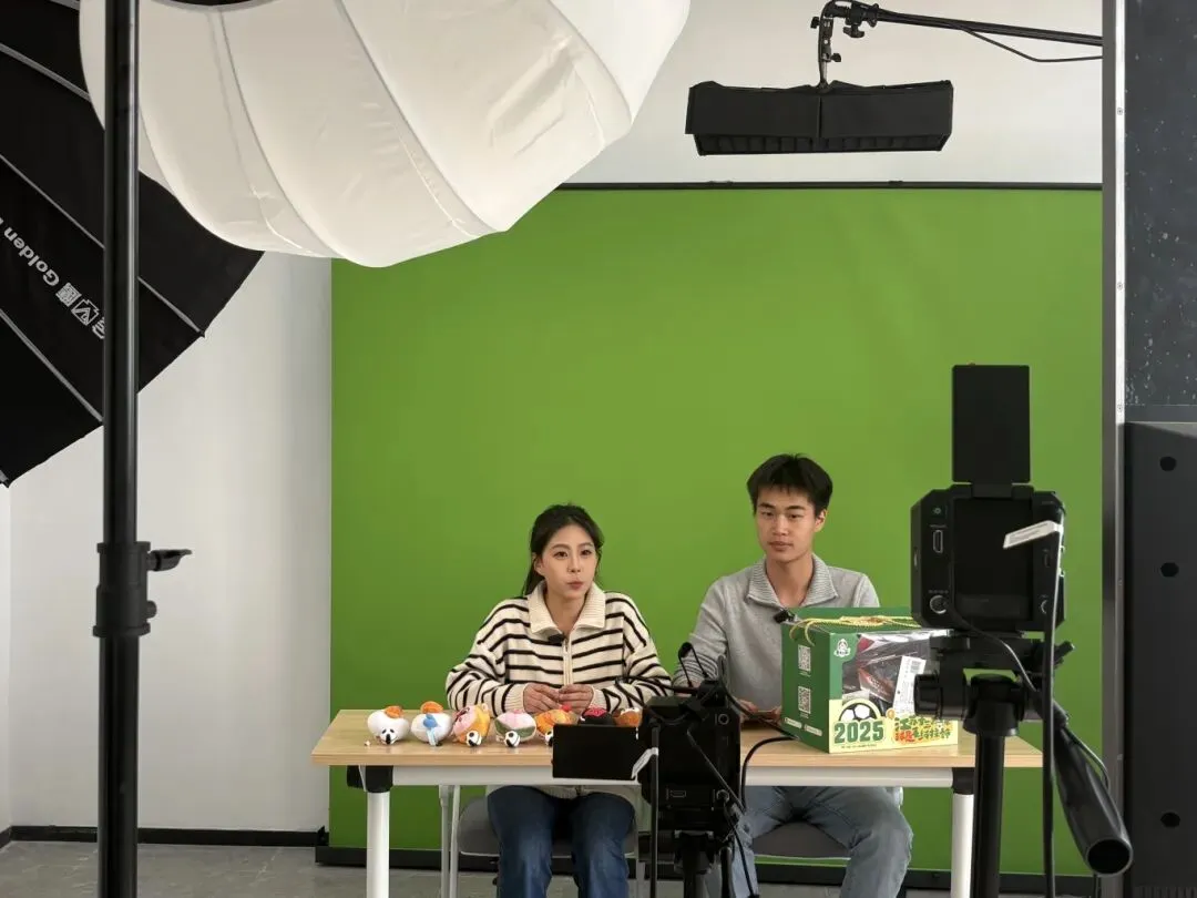 无试卷,开直播!我校播音学子期中考试实战“开播”! 第16张