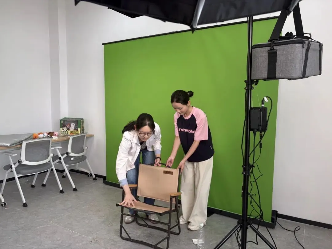 无试卷,开直播!我校播音学子期中考试实战“开播”! 第18张