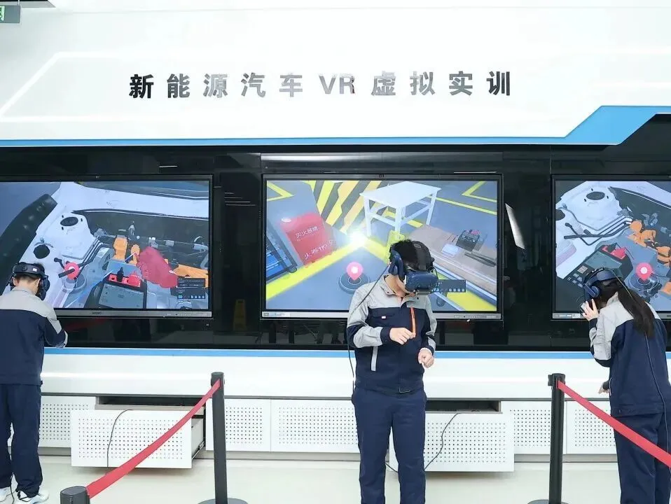 从职高生到985高校博士、从中考失利到世界冠军……杭州这所高中让每一个“死磕”专业的孩子,都有可能成为下一个“张雪” 第2张