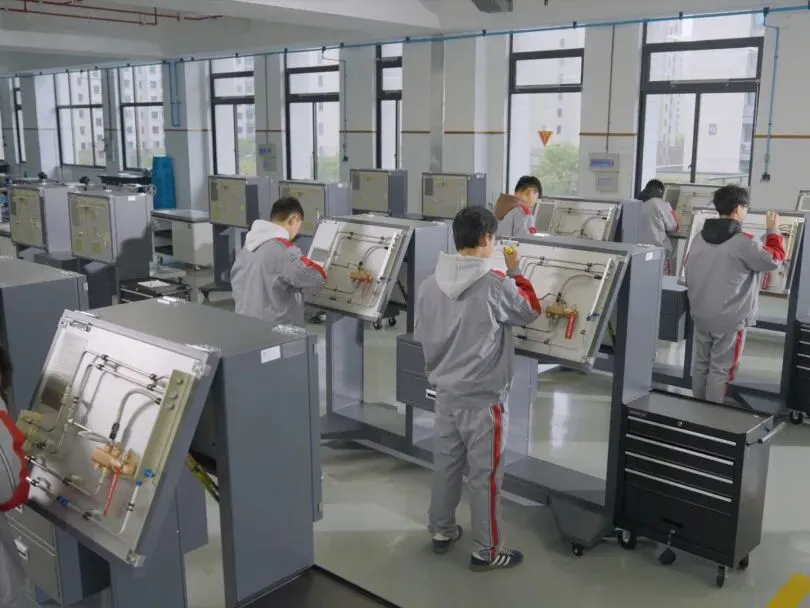 从职高生到985高校博士、从中考失利到世界冠军……杭州这所高中让每一个“死磕”专业的孩子,都有可能成为下一个“张雪” 第7张