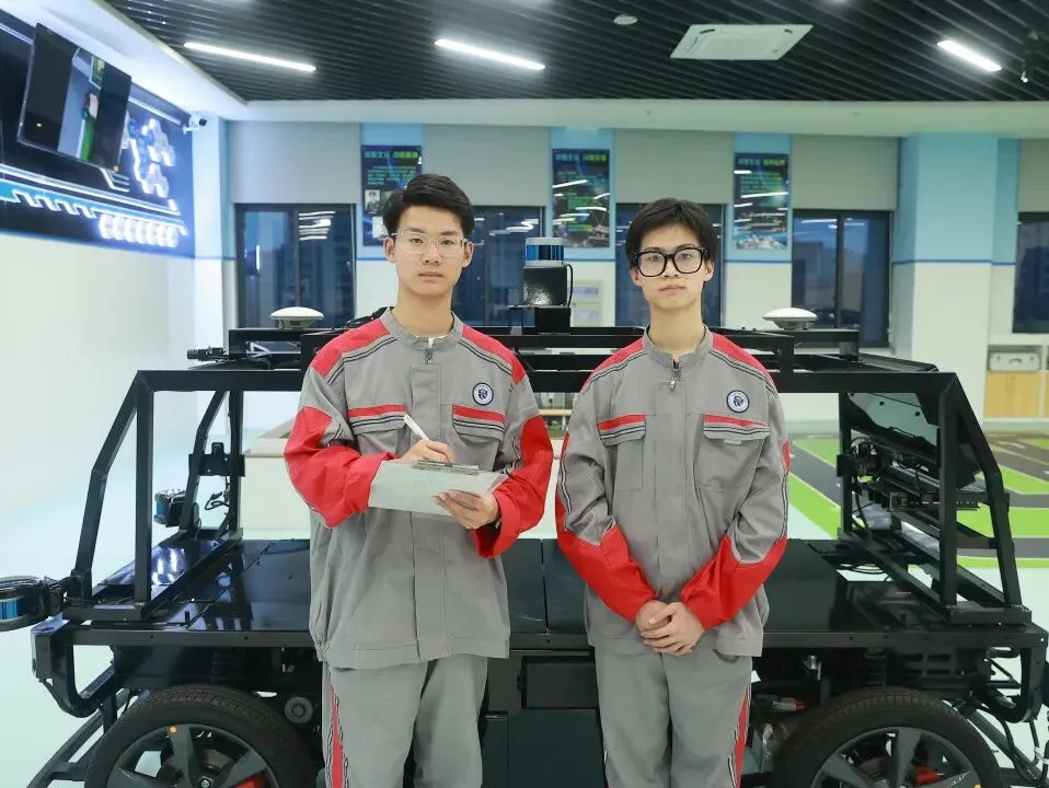 从职高生到985高校博士、从中考失利到世界冠军……杭州这所高中让每一个“死磕”专业的孩子,都有可能成为下一个“张雪” 第10张