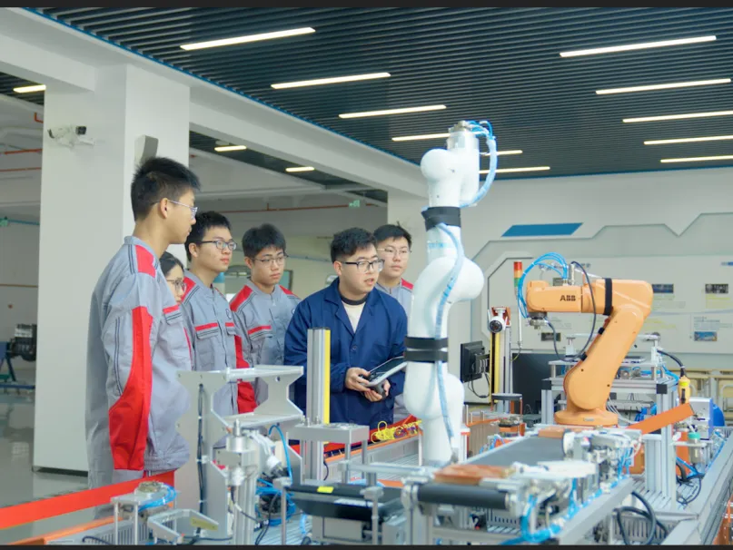 从职高生到985高校博士、从中考失利到世界冠军……杭州这所高中让每一个“死磕”专业的孩子,都有可能成为下一个“张雪” 第25张