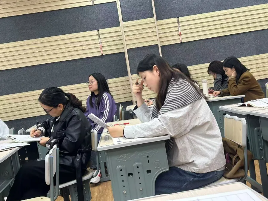 研析真题明方向,聚焦法律促提升——乐山一中政治教师参加乐山市第三届种子教师培训小组分享会 第9张