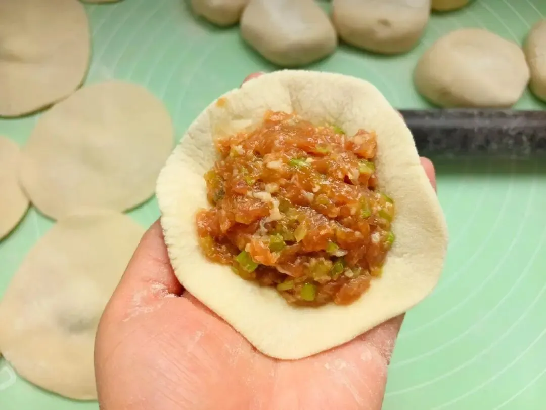 中考倒计时!初三儿子早餐不费妈,一小时蒸大包子,皮薄馅儿多 第5张