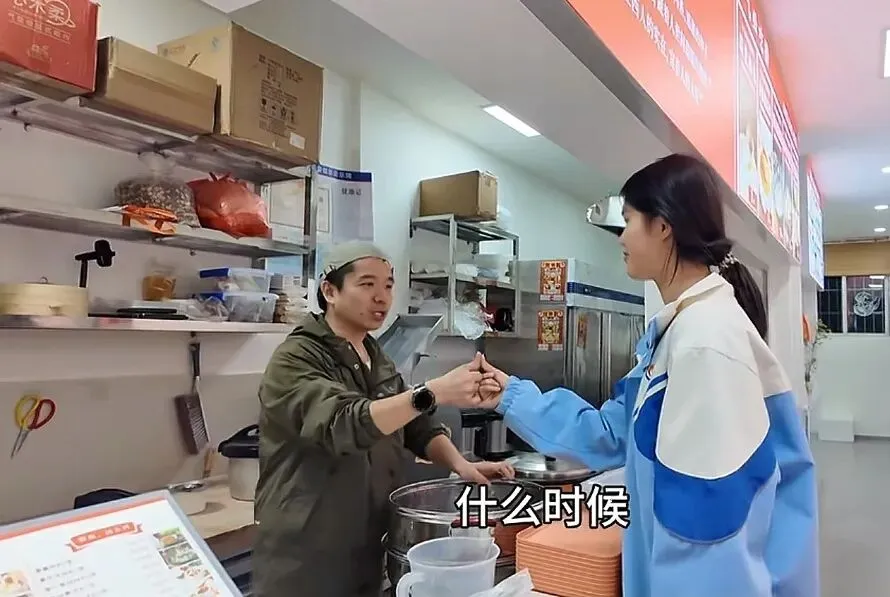 女学生突然拿着3张试卷来到一家包子铺,兴奋的说:“我考了3个100分,”老板一句话,太暖心了 第2张