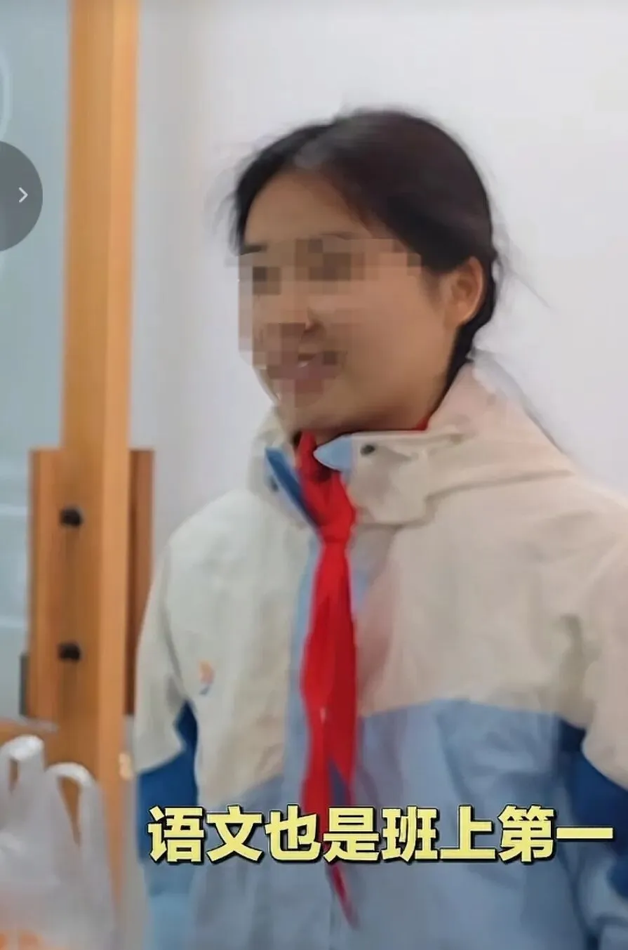 女学生突然拿着3张试卷来到一家包子铺,兴奋的说:“我考了3个100分,”老板一句话,太暖心了 第3张